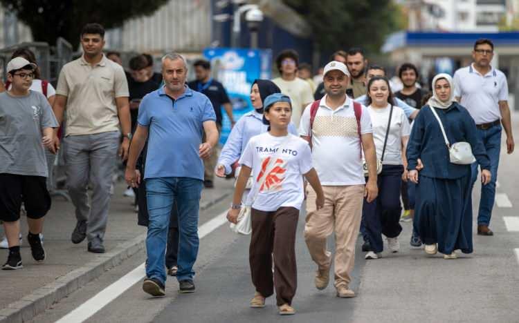 <p>Etkinlik alanını dolduran ziyaret&ccedil;iler, T&uuml;rk savunma sanayisinin geliştirdiği &uuml;r&uuml;nleri ve deniz platformlarını yakından inceleme fırsatı buluyor.</p>
