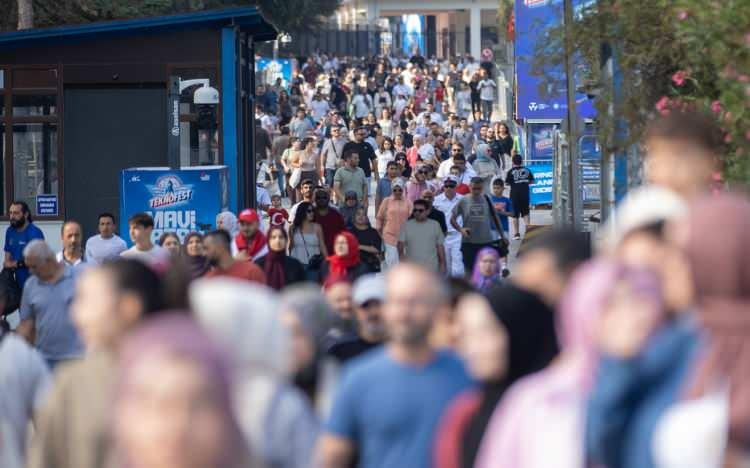 <p><span style="color:#B22222"><strong>"MAVİ VATAN'IN &Ccedil;OK G&Uuml;&Ccedil;L&Uuml; BİR MANASI VAR"</strong></span></p>

<p>Savunma Sanayii Başkanı Haluk G&ouml;rg&uuml;n, festival kapsamında yaptığı a&ccedil;ıklamada, T&uuml;rkiye&rsquo;nin askeri gemi inşa kapasitesindeki başarısına vurgu yaptı.</p>
