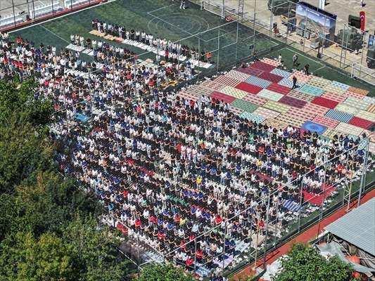 <p>Anadolu Ajansının (AA) Global İletişim Ortağı olduğu, Milli Savunma Bakanlığı ve T&uuml;rkiye Teknoloji Takımı Vakfının (T3 Vakfı) ana y&uuml;r&uuml;t&uuml;c&uuml;l&uuml;ğ&uuml;ndeki TEKNOFEST Mavi Vatan, G&ouml;lc&uuml;k Tersanesi Komutanlığı'nda ger&ccedil;ekleştiriliyor. Vatandaşlar, Cuma namazını alandaki halı sahada kıldı.</p>

<p>&nbsp;</p>
