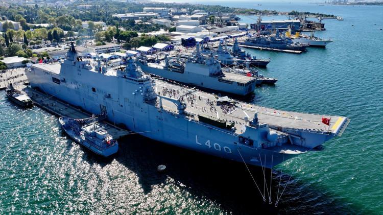 <p>Festival alanında TCG Anadolu, TCG Savarona ve T&uuml;rk Deniz Kuvvetlerine ait savaş gemileri ile denizaltılar da ziyaret&ccedil;ilerini ağırlamayı s&uuml;rd&uuml;r&uuml;yor.</p>
