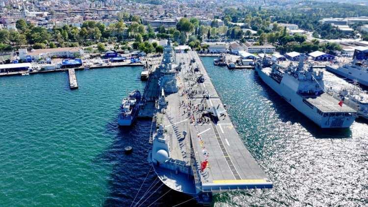 <p>Vatandaşlar platformların g&ouml;rev alanları, teknik donanımları ve operasyonel kabiliyetleri hakkında personelden bilgi alabiliyor.</p>

<p>&nbsp;</p>
