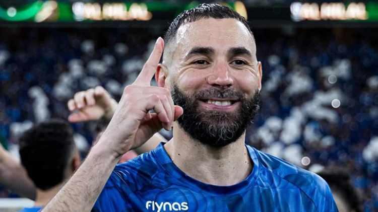 <p>Trabzonspor'un Salah transferine olduğu gibi Benzema'ya yıllık <strong>17 milyon eurodan 2 sezonluk s&ouml;zleşme teklif ettiği</strong> &ouml;ne s&uuml;r&uuml;ld&uuml;.</p>
