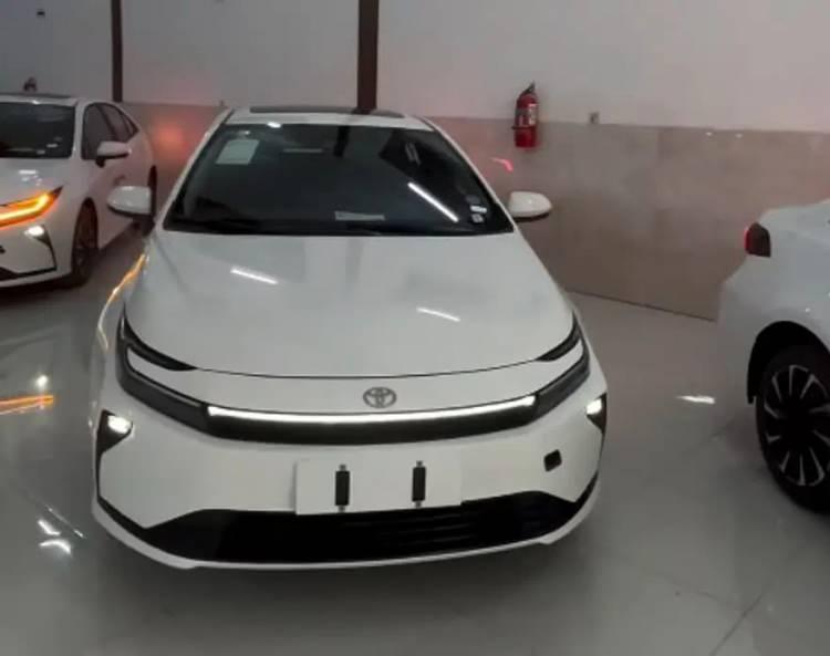 <p>D&uuml;nyanın en &ccedil;ok satan otomobili Toyota Corolla'nın yeni tasarımla satışa sunulması beklenirken marka bazı pazarlarda makyajlı ara&ccedil;larının satışına başladı.</p>

<p>Ge&ccedil;tiğimiz yıl &Ccedil;in'de makyajdan ge&ccedil;en aracın g&ouml;rselleri ortaya &ccedil;ıkmıştı.</p>

<p>&nbsp;</p>
