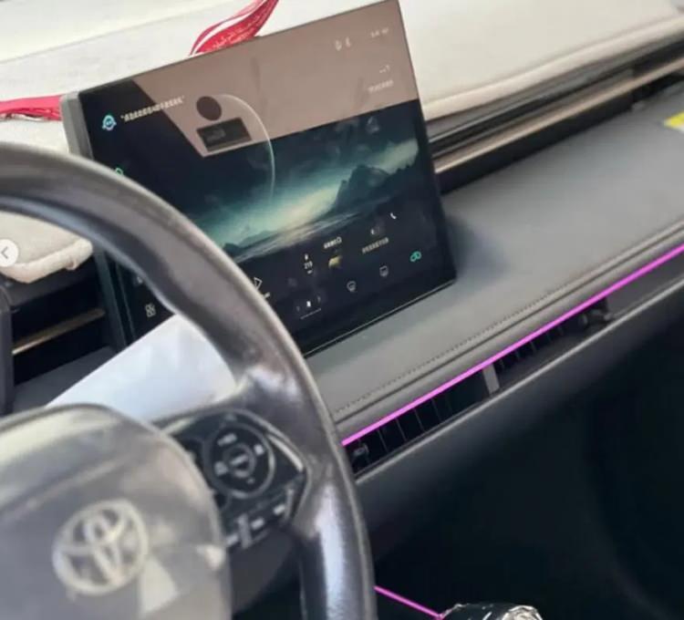 <p><span style="color:#B22222"><strong>KAMUFLAJLI FOTOĞRAFLAR PAYLAŞILIYOR</strong></span></p>

<p><br />
Kamuflajlı fotoğrafları sızdırılan yeni Corolla olduğu iddia edilen otomobilden sonra satışa sunulan ve &ouml;n ve i&ccedil; tasarımı değişmiş olan Corolla'lar dikkat &ccedil;ekmeye başladı.</p>
