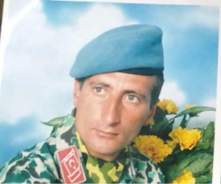 <p><strong>ASKER AYDIN DERE İNTİHAR ETMEMİŞ</strong><br />
<br />
<br />
31 Temmuz 2000 tarihinde G&ouml;k&ccedil;eada&rsquo;da askerliğini yapmakta olan Aydın Dere hayatını kaybetti.</p>

<p>Ateşli silahla hayatını kaybeden Aydın Dere&rsquo;nin &ouml;l&uuml;m nedeninin intihar olduğu değerlendirildi.</p>

<p>Ancak &ouml;l&uuml;m şeklinin ş&uuml;pheli olduğunu savunan ailesinin talebiyle 1 yıl sonra Aydın Dere&rsquo;nin mezarı a&ccedil;ılarak alınan kemik &ouml;rnekleri, Adli Tıp Kurumu&rsquo;nda incelendi.</p>
