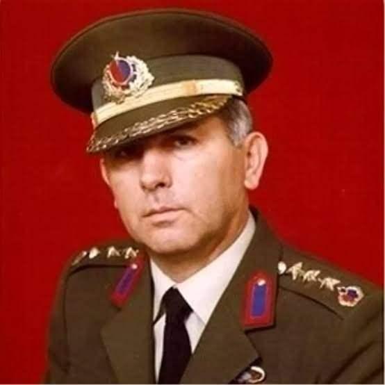 <p><strong>ALBAY KAZIM &Ccedil;İLLİOĞLU&rsquo;NUN &Ouml;LD&Uuml;R&Uuml;LD&Uuml;Ğ&Uuml; ORTAYA &Ccedil;IKTI</strong><br />
&nbsp;</p>

<p>Tunceli eski Jandarma Alay Komutanı Albay Kazım &Ccedil;illioğlu, 1994'te lojmanında &ouml;l&uuml; bulundu.</p>

<p>İlk inceleme sonrası &Ccedil;illioğlu&rsquo;nun &ouml;l&uuml;m&uuml; kayıtlara intihar olarak ge&ccedil;irildi.</p>

<p>Oğlu G&ouml;khan &Ccedil;illioğlu&rsquo;nun başvurusu &uuml;zerine dosya yıllar sonra yeniden a&ccedil;ıldı ve Kazım &Ccedil;illioğlu i&ccedil;in fethi kabir kararı verildi.</p>
