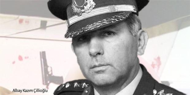 <p>2011 yılında Kazım &Ccedil;illioğlu&rsquo;nun mezarının a&ccedil;ılmasının ardından yapılan inceleme sonucunda dosyaya giren bilirkişi raporunda &Ccedil;illioğlu&rsquo;nun &ouml;l&uuml;m nedeninin intihar değil cinayet olduğu g&ouml;r&uuml;ş&uuml; işlendi.</p>

<p>Ancak &Ccedil;illioğlu&rsquo;nun da failinin kim olduğu ortaya &ccedil;ıkarılamadı.</p>

