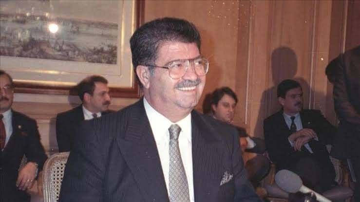 <p><strong>TURGUT &Ouml;ZAL TARTIŞMALARI HALEN S&Uuml;R&Uuml;YOR</strong><br />
<br />
<br />
T&uuml;rkiye&rsquo;nin &ouml;l&uuml;m&uuml;yle ilgili en &ccedil;ok ş&uuml;phe dile getirilen isimlerinin başında 8. Cumhurbaşkanı Turgut &Ouml;zal geliyor.</p>

<p>Mezarının a&ccedil;ılmasıyla ilgili tartışmalar en &ccedil;ok dillendirilen isim de &Ouml;zal oldu.</p>

<p>&Ouml;zal&rsquo;ın zehirlendiği veya başka bir m&uuml;dahale sonucunda &ouml;ld&uuml;r&uuml;ld&uuml;ğ&uuml; iddiaları uzun yıllar dile getirildi.</p>
