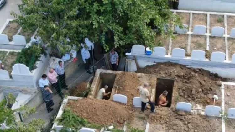 <p>S&uuml;leymancılar cemaatinin lideri Alihan Kuriş hakkında su&ccedil; &ouml;rg&uuml;t&uuml; liderliğiyle y&uuml;r&uuml;t&uuml;len soruşturma kapsamında, Kuriş&rsquo;in dayısı olan cemaatin &ouml;nceki lideri Arif Ahmet Denizolgun&rsquo;un 2016&rsquo;daki &ouml;l&uuml;m&uuml;yle ilgili de iddialar ortaya atıldı.</p>

<p>&nbsp;</p>
