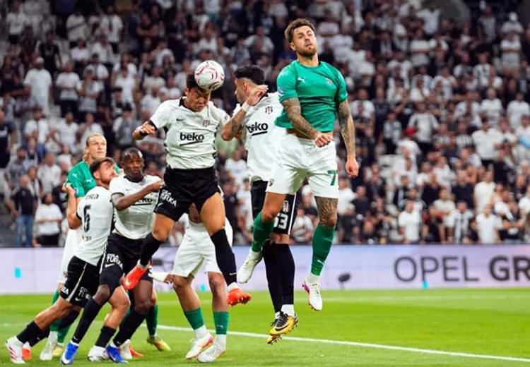 <p>Beşiktaş, seyircisi &ouml;n&uuml;nde&nbsp;3-0'lık farklı galibiyetle Zalgiris karşısında r&ouml;vanş ma&ccedil;ı &ouml;ncesi avantaj yakaladı.</p>
