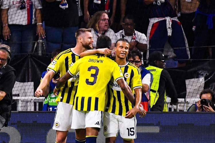 <p>Bu turda Fransa'nın Lyon takımıyla Kadık&ouml;y'de 1-1 berabere kalan Fenerbah&ccedil;e, r&ouml;vanşta rakibini deplasmanda 2-1 mağlup etti ve adını Şampiyonlar Ligi'nin lig aşamasına yazdırdı.</p>
