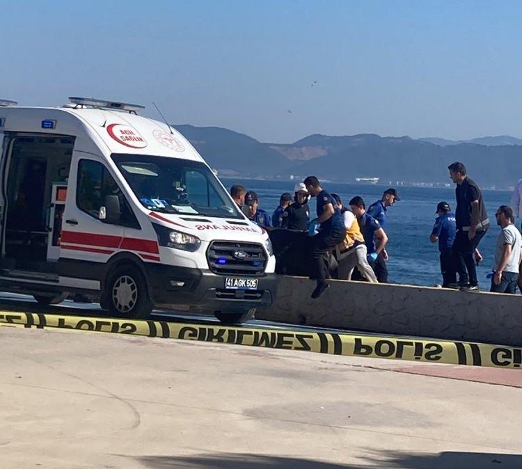 <p>Kocaeli'nin Darıca il&ccedil;esinde denizde cansız bedenleri bulunan G&uuml;lşah Sakar (24), Muhammet Ali Sakar (17) ve Belinay Sakar&rsquo;ın (15) &ouml;l&uuml;m&uuml;ne ilişkin soruşturmada, y&uuml;zlerce g&uuml;venlik kamerası kaydı incelendi, tanık ve aile bireylerinin ifadeleri alındı. İki kız kardeşin cep telefonlarını evde bırakması, aile i&ccedil;indeki g&ouml;r&uuml;şmeler, evde bulunan defterdeki notlar ve kamera kayıtları birlikte değerlendirilirken, soruşturmada intihar ihtimali &uuml;zerinde durulduğu &ouml;ğrenildi.</p>

<p>&nbsp;</p>
