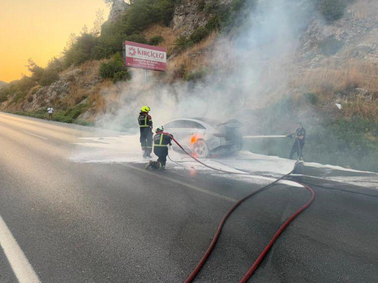 <p>22 Ağustos Cumartesi g&uuml;n&uuml; S&ouml;ke Sazlık&ouml;y yakınlarında İzmir istikametinden Aydın S&ouml;ke &uuml;zerinden Bodrum'a gitmekte olan 34 AZZ 001 plakalı Mercedes marka elektrikli otomobil Sazlık&ouml;y yakınlarında aniden yanmaya başladı.</p>
