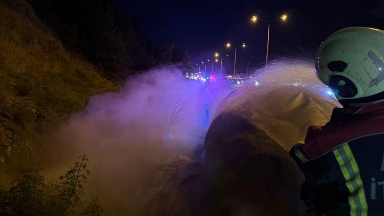 <p>Aracın arka tarafından başlayıp &ouml;n tarafa doğru devam eden yangını fark eden otomobilin s&uuml;r&uuml;c&uuml;s&uuml; Aziz M. yangını fark ederek aracı yol kenarına &ccedil;ekti.</p>

