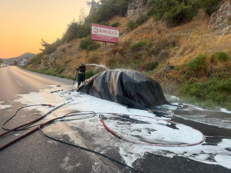 <div>MİLYONLUK ARA&Ccedil; K&Uuml;LE D&Ouml;ND&Uuml;</div>

<div>&nbsp;</div>

<div>&Ouml;zel bir firmaya ait olan Mercedes marka AMG EQE 53 serisi elektrikli otomobil g&ouml;z g&ouml;re g&ouml;re yanıp k&uuml;le d&ouml;nd&uuml;.</div>

