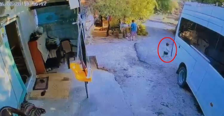 <p>Olay, Serik il&ccedil;esine bağlı Gebiz Mahallesi'nde meydana geldi.<br />
<br />
Servis minib&uuml;s&uuml;yle evinin &ouml;n&uuml;nde geri manevra yapan Levent Şahin, aracın arkasında bulunan 1,5 yaşındaki oğlu Yakup Emir Şahin'i fark edemedi.</p>

<p>&nbsp;</p>
