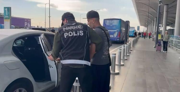 <p>Manifest grubunun kurucusu ve menajeri Tolga Akış'ın havalimanında g&ouml;zaltına alınmasının ardından Akış'ın g&ouml;zaltındaki g&ouml;r&uuml;nt&uuml;leri ortaya &ccedil;ıktı. Tolga Akış'ın evinde yapılan aramada ise dikkat &ccedil;eken bir senede ulaşıldı. İşte detaylar...</p>
