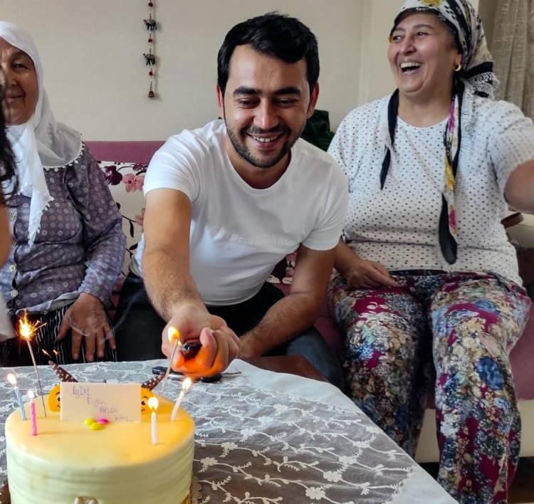 <p><span style="color:#A52A2A"><strong>"OLAYIN T&Uuml;M Y&Ouml;NLERİYLE AYDINLATILMASINI İSTİYORUZ"</strong></span></p>

<p>&nbsp;</p>

<p>Cinayetin t&uuml;m detaylarıyla aydınlatılmasını talep eden Ayşe Nur Kar, <strong><em>&ldquo;B&ouml;yle d&uuml;ş&uuml;nmemin nedeni, dosyada birbirlerini su&ccedil;layan beyanların bulunması. Aradan bir yıl ge&ccedil;mesine rağmen biz hala ağabeyimin neden &ouml;ld&uuml;r&uuml;ld&uuml;ğ&uuml;n&uuml; &ouml;ğrenemedik. Olayın bir an &ouml;nce aydınlatılmasını ve &uuml;lkemize &ouml;rnek olacak bir adalet s&uuml;recinin işletilmesini istiyoruz.&rdquo;</em></strong> ifadelerini kullandı.</p>
