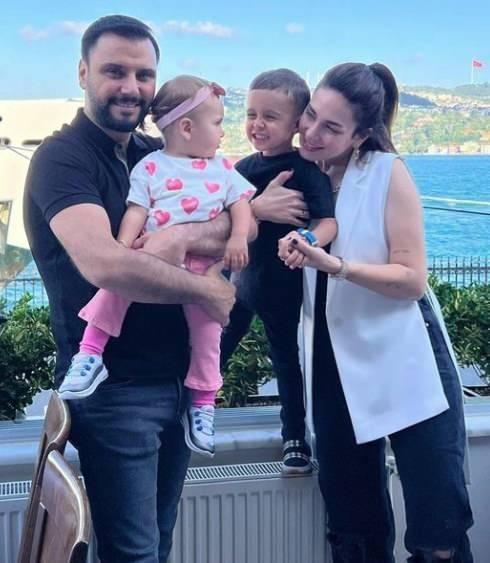 <p><em>"M... &Ccedil;eşme'ye oğlumu y&uuml;ksek ateş ve boğaz ağrısı nedeniyle g&ouml;t&uuml;rd&uuml;m. '8 hasta sırada' dediler ve 45 dakika bekledik. Ateşine dahi bakmadılar! 'Sıramıza ka&ccedil; dakika var' dedim, 'Bari bir ateşine baksaydınız' dedim; 'Hastalara bakıyorlar' dediler. &Uuml;stelik acilde!"</em></p>
