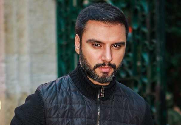 <p><span style="color:#B22222"><strong>"&Ccedil;EŞME'DE MUHTEŞEM BİR DEVLET HASTANEMİZ VAR"</strong></span><br />
<em>"Allah kimseyi hastalıkla sınamasın ama eğer acil bir durum olursa &Ccedil;eşme'de muhteşem bir devlet hastanemiz var, uyarayım dedim. T&uuml;m hastalarımıza acil şifalar..."</em></p>
