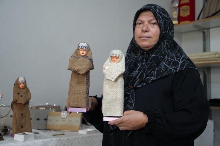 <p>Bayburt&rsquo;ta ehram dokumacılığını 12 yaşından beri s&uuml;rd&uuml;ren Sevim Ataner, yaklaşık 3 yıldır ehram kumaşıyla giydirdiği el yapımı bebekler ise kente gelen ziyaret&ccedil;ilerin ilgisini &ccedil;ekiyor.<span style="color:#A52A2A"><strong><em> İşte dikkat &ccedil;eken bebekler ve fiyatları...</em></strong></span></p>
