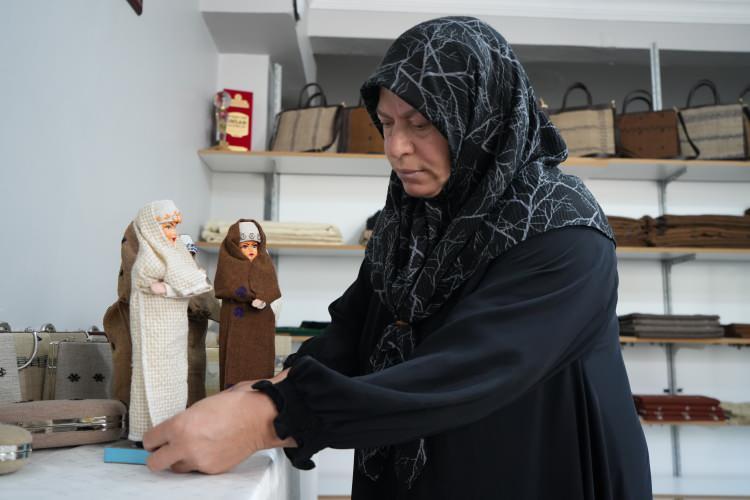 <p><span style="color:#A52A2A"><strong>"BAYBURT'TA SADECE BEN KALMIŞTIM"</strong></span></p>

<p>&nbsp;</p>

<p>90&rsquo;lı yıllara kadar Bayburt&rsquo;ta hem dokunan hem de kullanılan ehram, teknolojinin gelişmesiyle zamanla unutulmaya y&uuml;z tuttu.&nbsp;</p>

<p>&nbsp;</p>

<p>Ehram dokuyanların azalmasıyla bir d&ouml;nem Bayburt&rsquo;ta bu sanatı s&uuml;rd&uuml;ren tek kişi olan Ataner, "90&rsquo;lı, 95&rsquo;li yıllara kadar ehramı sadece dış giysi olarak kullanıyorduk. Teknolojinin gelişmesiyle unutulmaya y&uuml;z tuttu. Dokuyanlar bitmişti. Bayburt&rsquo;ta sadece ben kalmıştım." dedi.</p>
