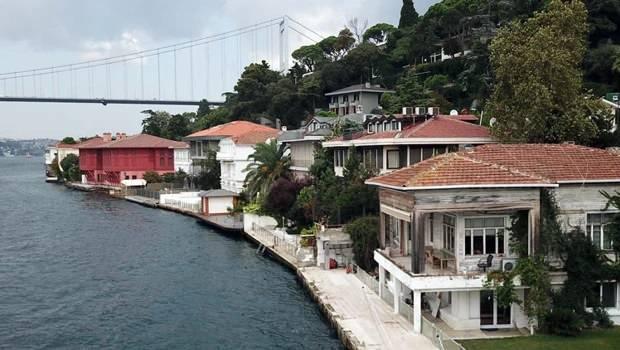 <p>Osmanlı d&ouml;neminden g&uuml;n&uuml;m&uuml;ze ulaşan bir&ccedil;ok yapı, sahip oldukları tarihi &ouml;zelliklerin yanı sıra Boğaz manzarası ve konumları nedeniyle milyonlarca dolarlık değerleriyle de &ouml;ne &ccedil;ıkıyor.&nbsp;</p>

