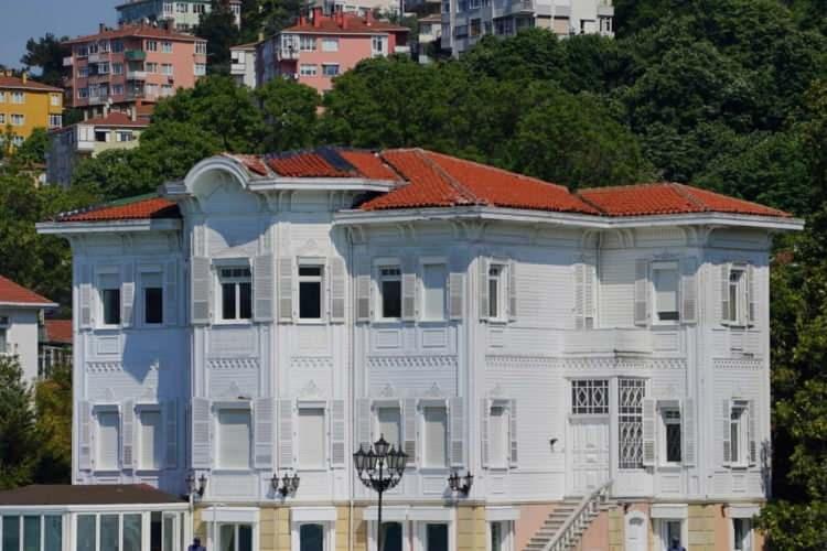 <p>Listenin &uuml;&ccedil;&uuml;nc&uuml; sırasında Yal&ccedil;ın Ailesi bulunurken, ailenin Boğaz'da 5 yalısı olduğu belirtiliyor.</p>

<p>&Ouml;zellikle Kanlıca'daki Yağcı Hacı Şefik Bey Yalısı, diğer adıyla Faruk Yal&ccedil;ın Yalısı, son d&ouml;nemde 55 milyon dolarlık satış bedeliyle g&uuml;ndeme gelmişti.</p>

<p>&nbsp;</p>
