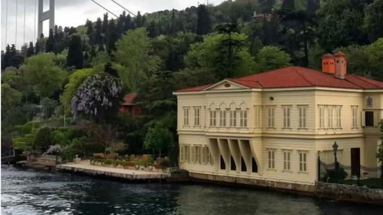 <p>Yal&ccedil;ın ailesiyle aynı sayıda, yani 5 yalıyla &Ouml;zaltın Ailesi de listede yer alıyor. İnşaat, enerji ve turizm alanındaki yatırımlarıyla bilinen ailenin Anadoluhisarı'ndaki Durusel Yalısı ve Kanlıca'daki Simavi Yalısı gibi yapılarla anıldığı belirtiliyor.</p>
