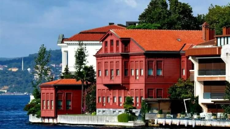 <p><span style="color:#B22222"><strong>&Ccedil;OLAKOĞLU AİLESİ İKİNCİ SIRADA</strong></span></p>

<p><br />
Listede ikinci sırada ise 6 yalıyla &Ccedil;olakoğlu Ailesi yer alıyor. Demir-&ccedil;elik ve sanayi yatırımlarıyla tanınan ailenin Boğaz'ın &ouml;zellikle Anadolu yakasında &ccedil;eşitli m&uuml;lklere sahip olduğu belirtiliyor.</p>

<p>Kandilli, Vanik&ouml;y, Anadoluhisarı ve Paşabah&ccedil;e'deki bazı tarihi yapıların aile &uuml;yeleriyle ilişkilendirildiği aktarılıyor.</p>

<p>&nbsp;</p>
