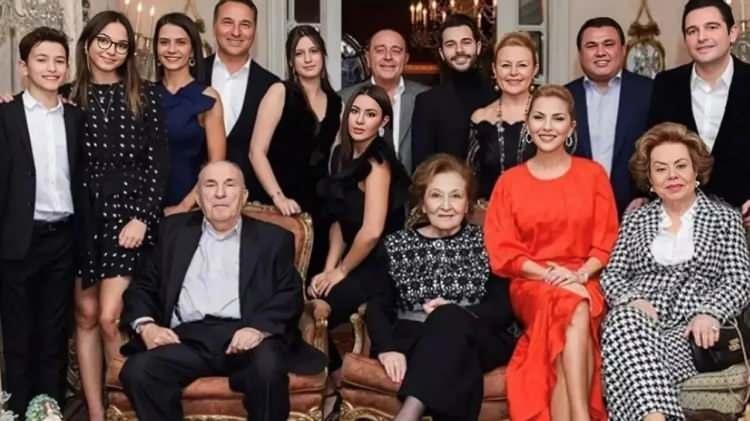 <p><span style="color:#B22222"><strong>ZİRVEDE SABANCI AİLESİ VAR</strong></span></p>

<p><br />
Sosyal medyada paylaşılan listeye g&ouml;re Boğaz'da en fazla yalısı bulunan ailelerin başında Sabancılar geliyor.</p>

<p>Ailenin farklı &uuml;yeleri ve kollarına ait olduğu belirtilen toplam 18 yalı mevcut.</p>

<p>S&ouml;z konusu yapıların Emirgan, Yenik&ouml;y, Beylerbeyi, Kandilli, Vanik&ouml;y ve Anadoluhisarı gibi Boğaz'ın değerli b&ouml;lgelerinde yer aldığı ifade ediliyor.</p>
