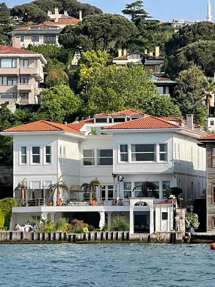 <p>Beylerbeyi'ndeki Şevket Paşa Yalısı da aileyle anılan &ouml;nemli yapılardan biri olarak &ouml;ne &ccedil;ıkıyor.</p>

<p>Yaklaşık 2 bin metrekarelik kullanım alanına sahip olduğu belirtilen yalı, 14 odasıyla da dikkat &ccedil;ekiyor.</p>

<p>&nbsp;</p>
