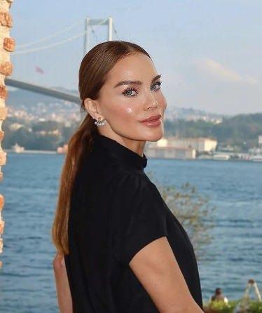 <p>Ebru Şallı - 3,5 Mn takipçi</p>

<p>&nbsp;</p>
