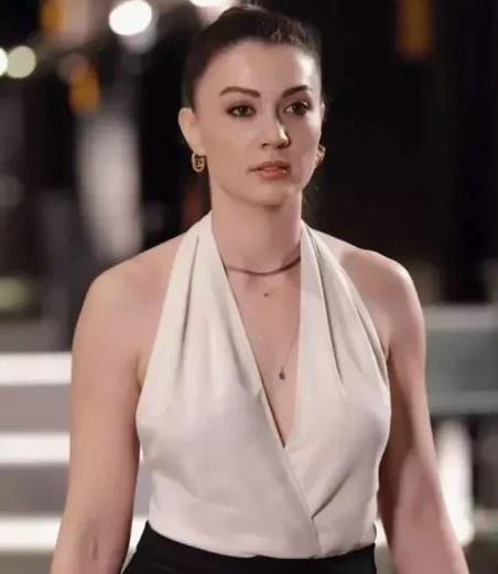 <p>Burcu Özberk - 10,6 Mn takipçi</p>

<p>&nbsp;</p>
