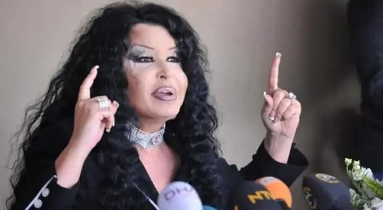 <p>T&uuml;rk m&uuml;ziğinin &ldquo;Divası&rdquo; olarak bilinen &uuml;nl&uuml; şarkıcı B&uuml;lent Ersoy, Kuşadası Altın G&uuml;vercin Amfi Tiyatrosu&rsquo;ndaki davranışları nedeniyle g&uuml;ndeme geldi.</p>
