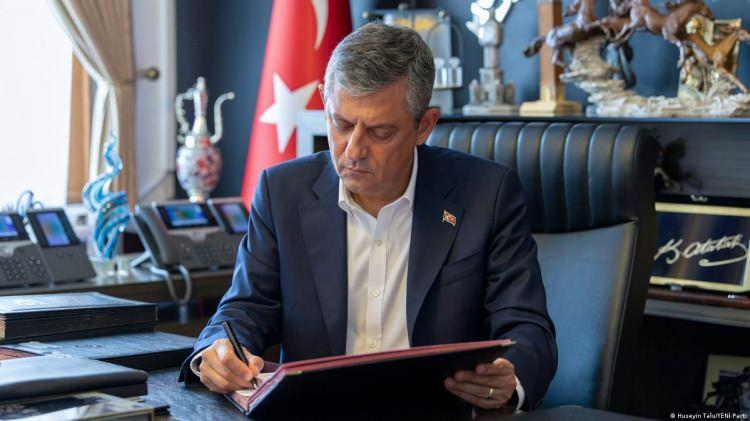 <p><span style="color:#B22222"><strong>"&Uuml;YE OLMUYORSAN BAŞKA İŞ BAK"</strong></span></p>

<p><br />
Sabah'tan Murathan Yıldırım'ın haberine g&ouml;re; bu kapsamda bir&ccedil;ok ilde belediye &ccedil;alışanlarına CHP'den istifa edip Yeni Parti'ye &uuml;ye olmaları y&ouml;n&uuml;nde yoğun baskı yapıldığı iddia ediliyor.&nbsp;</p>
