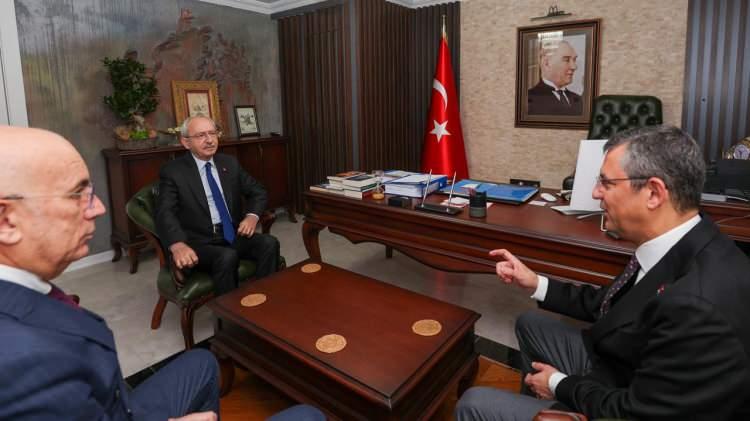 <p>Daire başkanlarının bu s&uuml;re&ccedil;te aktif rol oynadığı, belediye personeline<strong><em> "Bir an &ouml;nce Yeni Parti'ye &uuml;ye olun, olmuyorsanız istifa edip başka iş bakın"</em></strong> şeklinde tepki &ccedil;eken s&ouml;ylemlerde bulunulduğu &ouml;ne s&uuml;r&uuml;l&uuml;yor. &Ouml;zellikle İstanbul, Muğla ve Denizli b&uuml;y&uuml;kşehir belediyelerinde personele baskının olduk&ccedil;a arttığı bildirildi.</p>
