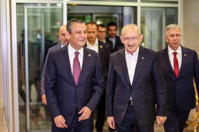<p><strong><em>Hi&ccedil;bir emek&ccedil;i; siyasi d&uuml;ş&uuml;ncesi, ideolojisi veya tercihi nedeniyle herhangi bir partiye &uuml;ye olmaya ya da siyasi bir tercihte bulunmaya zorlanamaz. Tehdit, baskı ve &ccedil;alışma &ouml;zg&uuml;rl&uuml;ğ&uuml;n&uuml; engellemeye y&ouml;nelik eylemler hukuken kabul edileme</em></strong>z" ifadelerine yer verildi.</p>
