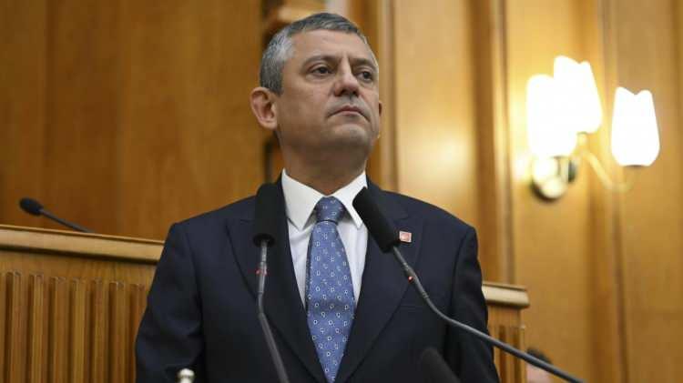 <p>Yeni Parti Genel Başkanı &Ouml;zg&uuml;r &Ouml;zel'in CHP'li belediye başkanlarını baskı altına almasına &ouml;nceki g&uuml;n sert tepki g&ouml;steren CHP S&ouml;zc&uuml;s&uuml; M&uuml;slim Sarı, <em><strong>"&Ouml;zg&uuml;r &Ouml;zel'in mesajlaşmalar konusundaki yatkınlığını biliyoruz. Ancak bizim belediye başkanlarımızı artık kimse taciz etmesin. &Ouml;zg&uuml;r &Ouml;zel artık başka bir partinin genel başkanı. Bunu idrak etmesi i&ccedil;in ne </strong></em>kadar zaman gerekir bilmiyorum" ifadelerini kullandı.</p>

