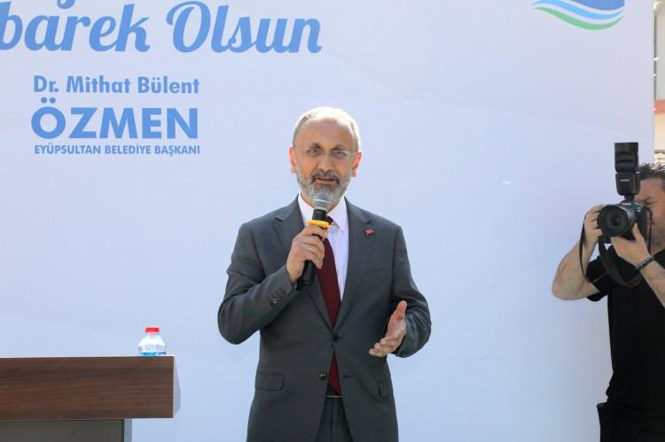 <p><span style="color:#B22222"><strong>MİTHAT B&Uuml;LENT &Ouml;ZMEN</strong></span></p>

<p>İstanbul'da Ey&uuml;psultan Belediye Başkanı Mithat B&uuml;lent &Ouml;zmen, Yeni Parti'ye ge&ccedil;meyeceğini, &ccedil;alışmalarını CHP &ccedil;atısı altında s&uuml;rd&uuml;receğini a&ccedil;ıkladı:</p>

<p>&nbsp;</p>

<p><em><strong>"Bana oy verenlerin bir kısmı Cumhuriyet Halk Partisi'nin adayı olduğum i&ccedil;in destek verdi; bir kısmı ise siyasi g&ouml;r&uuml;ş&uuml; ne olursa olsun şahsıma ve ortaya koyduğumuz anlayışa g&uuml;ven duyduğu i&ccedil;in tercih yaptı. Ben bu g&uuml;venin tamamına karşı kendimi sorumlu hissediyorum.</strong></em></p>

<p>&nbsp;</p>

<p><em><strong>Dolayısıyla, g&ouml;revime Cumhuriyet Halk Partisi'nin adayı olarak se&ccedil;ilmiş bir belediye başkanı olarak aynı sorumluluk duygusuyla devam edeceğim. "</strong></em></p>
