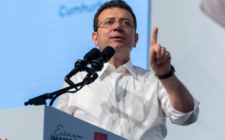 <p><span style="color:#B22222"><strong>EKREM İMAMOĞLU YENİ PARTİ'YE GE&Ccedil;Tİ</strong></span></p>

<p>Silivri'deki Marmara Cezaevi'nde tutuklu bulunan ve g&ouml;revinden uzaklaştırılan se&ccedil;ilmiş İstanbul B&uuml;y&uuml;kşehir Belediye (İBB) Başkanı Ekrem İmamoğlu da ge&ccedil;en g&uuml;nlerde 17 yıllık CHP &uuml;yeliğini sonlandırdığını a&ccedil;ıklamıştı.</p>

<p>&nbsp;</p>

<p>A&ccedil;ıklamasında istifa kararının gerek&ccedil;esine de değinen İmamoğlu, "Bu karar, &uuml;lkemizin geleceğine dair inandığım değerlere ve milletimize karşı taşıdığım sorumluluğun bir sonucudur. Bug&uuml;n T&uuml;rkiye'nin daha g&uuml;&ccedil;l&uuml;, daha demokratik ve daha umut dolu yarınlarını birlikte inşa etmek i&ccedil;in yeni bir yol a&ccedil;ıyoruz," ifadelerini kullanmıştı.</p>

