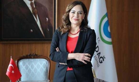 <p><span style="color:#B22222"><strong>CANDAN Y&Uuml;CEER YENİ PARTİ'DE</strong></span></p>

<p><br />
CHP'den istifa edenler arasında ise Tekirdağ B&uuml;y&uuml;kşehir Belediye Başkanı Candan Y&uuml;ceer yer alıyor.</p>

<p>&nbsp;</p>

<p>18 yıldır &uuml;yesi olduğu CHP'den istifa ederek Yeni Parti'ye ge&ccedil;tiğini a&ccedil;ıklayan Y&uuml;ceer, partisinden "istemeden ve zorunlu olarak" ayrıldığını ifade etti.</p>
