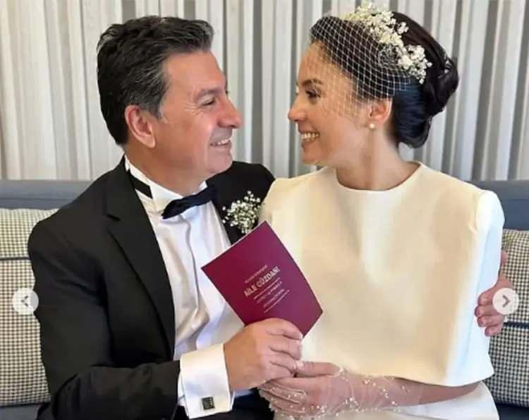 <p><span style="color:#B22222"><strong>KARI-KOCA RAKİP OLDULAR</strong></span></p>

<p><br />
Menteşe Belediye Başkanı Gonca K&ouml;ksal Aras CHP'den istifa ettiğini a&ccedil;ıklarken eşi Muğla B&uuml;y&uuml;kşehir Belediye Başkanı Ahmet Aras ise partisinde kaldı.</p>

<p>&nbsp;</p>

<p>Gonca K&ouml;ksal Aras, kararını acele etmeden yol arkadaşları ve vatandaşlarla istişare ederek aldığını belirterek şu ifadeleri kullandı:</p>

<p>&nbsp;</p>

<p>&ldquo;Bize g&uuml;venip oy veren, bu sorumluluğu bize veren hemşehrilerimiz ne istiyor? B&uuml;t&uuml;n bunları dinledik ama en &ccedil;ok da vicdanımızın sesine kulak verdik. Biz bu yeni yola ge&ccedil;mişimizi geride bırakarak gelmedik. Tam aksine, ge&ccedil;mişimizden dostluklarımızı, bilgimizi, tecr&uuml;bemizi, b&uuml;t&uuml;n birikimimizi ve en &ouml;nemlisi t&uuml;m değerlerimizi yanımıza alarak g&uuml;&ccedil;l&uuml; bir şekilde bu yola &ccedil;ıkmaya karar verdik.&rdquo;</p>
