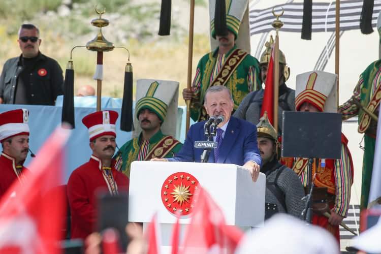<p><span style="color:#B22222"><strong>KABİNE TOPLANACAK</strong></span></p>

<p>&nbsp;</p>

<p>Etkinlikler kapsamında Cumhurbaşkanlığı Kabinesi de &uuml;&ccedil;&uuml;nc&uuml; kez Ahlat'taki Cumhurbaşkanlığı K&uuml;lliyesi'nde toplanacak.</p>

<p>&nbsp;</p>

<p>Toplantının ana g&uuml;ndem maddeleri arasında 'Ter&ouml;rs&uuml;z T&uuml;rkiye' hedefi doğrultusunda sahadaki son durum ve b&ouml;lgesel g&uuml;venlik yer alacak.</p>

<p>&nbsp;</p>
