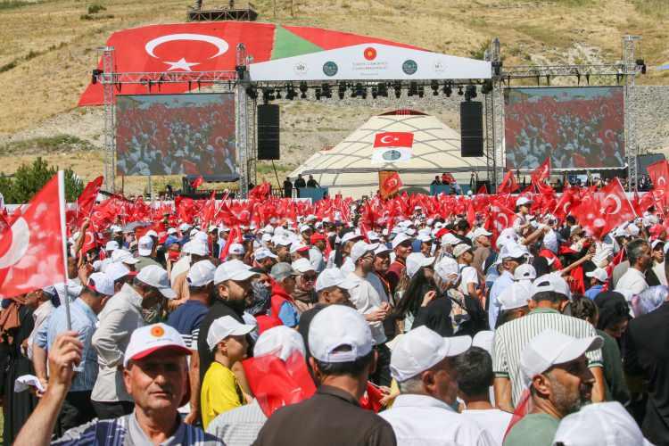 <p>B&ouml;lgeye gelen Cumhurbaşkanı Recep Tayyip Erdoğan, sabah saatlerinden itibaren vatandaşların T&uuml;rk bayraklarıyla doldurduğu millet bah&ccedil;esindeki 'Ahlat Etkinlik Alanı Programı'na katıldı.</p>
