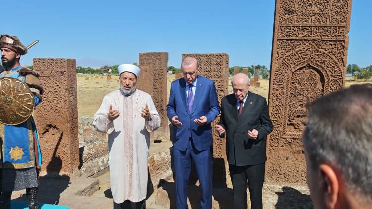 <p><span style="color:#B22222"><strong>SEL&Ccedil;UKLU KABRİSTANI'NA ZİYARET</strong></span></p>

<p>Programın ardından Cumhurbaşkanı Erdoğan, UNESCO D&uuml;nya K&uuml;lt&uuml;r Mirası Ge&ccedil;ici Listesi'nde yer alan ve d&uuml;nyanın en b&uuml;y&uuml;k T&uuml;rk-İslam mezarlıklarından biri kabul edilen Ahlat Sel&ccedil;uklu Kabristanı'nı ziyaret etti.</p>

<p>Ziyarette MHP Genel Başkanı Devlet Bah&ccedil;eli de Cumhurbaşkanı Erdoğan'a eşlik etti.</p>
