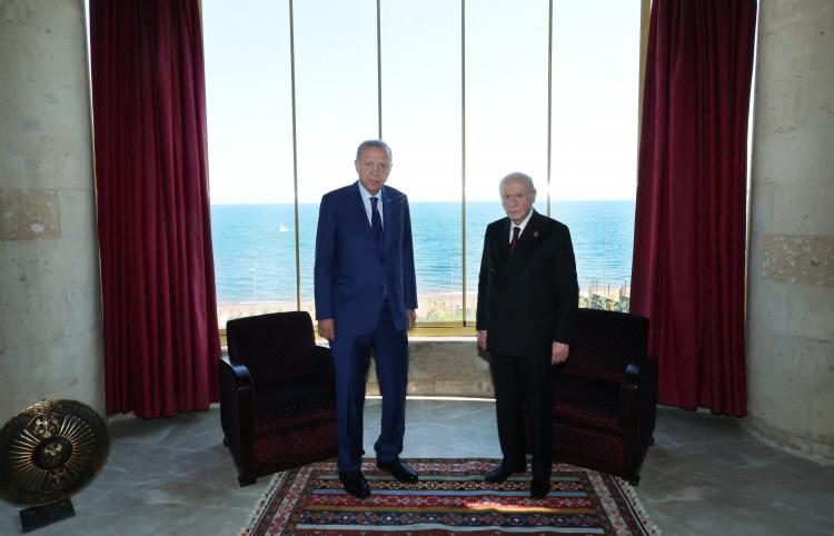 <p>Cumhurbaşkanı Recep Tayyip Erdoğan, MHP Genel Başkanı Devlet Bah&ccedil;eli&rsquo;yi, Emir Bayındır Yerleşkesi Devlet Bey Konağı'nda ziyaret etti.</p>
