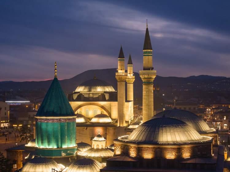 <p>Diyanet İşleri Başkanlığı&rsquo;nın g&uuml;ncel verileri, megakentin il&ccedil;eleri arasındaki cami sayısı farkını da ortaya koydu.</p>
