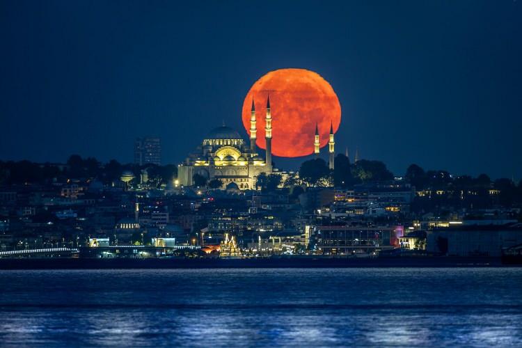 <p>Diyanet İşleri Başkanlığı'nın 2025-2026 d&ouml;nemine ait g&uuml;ncel verilerine g&ouml;re T&uuml;rkiye genelinde 90 bin 458 cami var.&nbsp;</p>

<p>&nbsp;</p>
