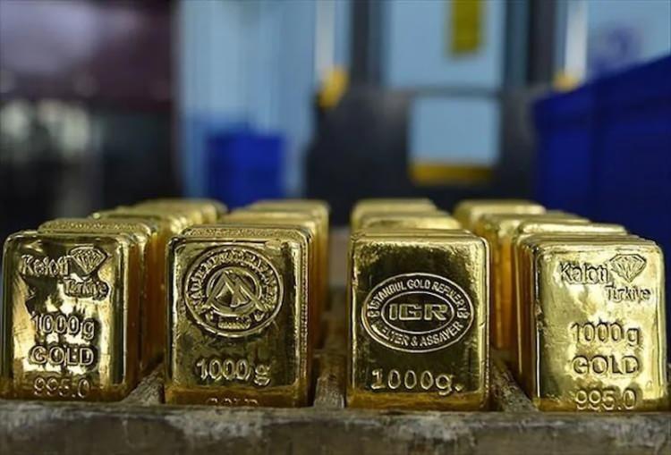 <p>K&uuml;resel ekonomik belirsizliklerin ve jeopolitik risklerin devam etmesi, merkez bankalarının altına y&ouml;nelik talebinin &ouml;n&uuml;m&uuml;zdeki d&ouml;nemde de g&uuml;&ccedil;l&uuml; kalabileceğine işaret ediyor.&nbsp;</p>
